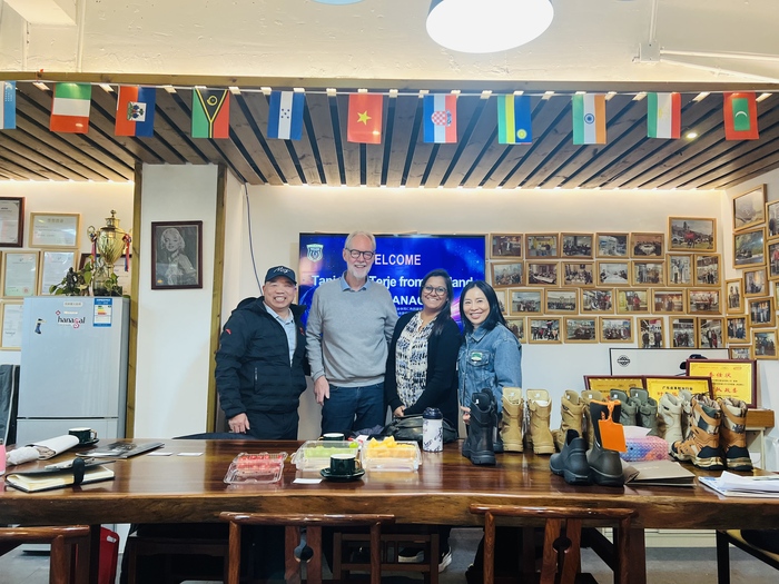 Zákazníci z Nórska a Dánska Navštívte Guangzhou Hanagal Shoes Co., Ltd, aby preskúmali nové príležitosti v tomto odvetví