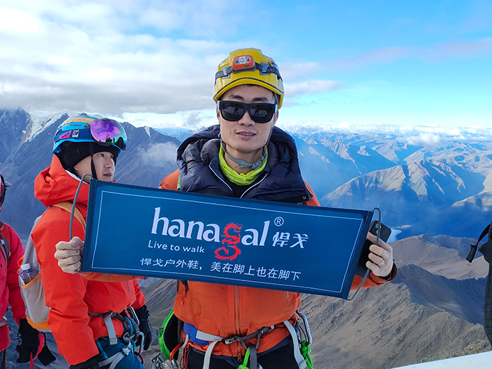 Dobývanie zasnežených vrcholov: Spoľahlivá turistická obuv pre extrémne dobrodružstvá